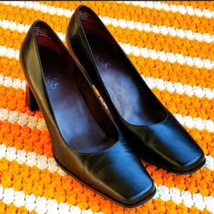 Vintage Bass leather square toe pumps
